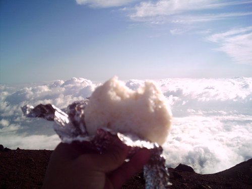 岩手山山頂で、でっかいおにぎり。